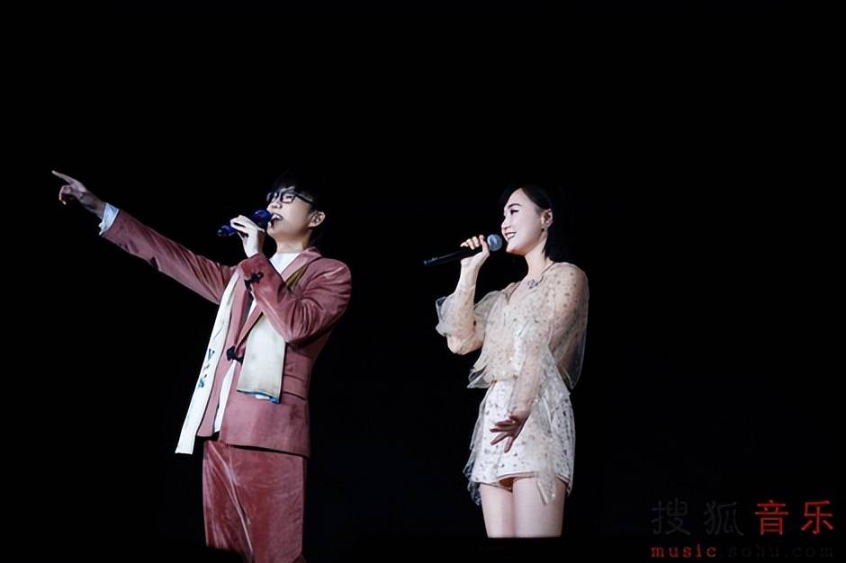 许嵩对黄龄说:我比你大一岁呐,你可不能总是把我当成小朋友呀?