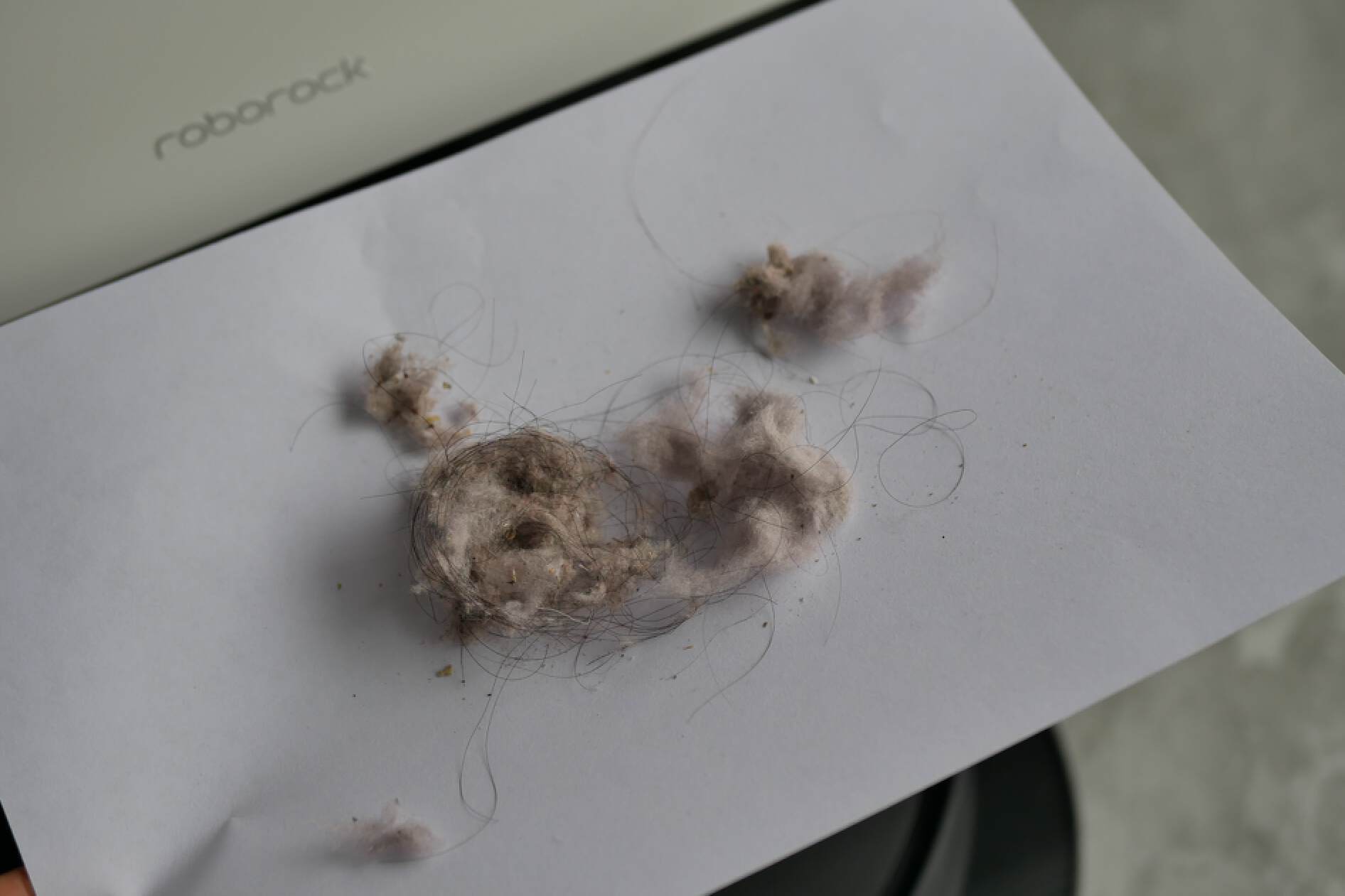 之前在朋友家,看到他家用的扫地机器人,头发缠绕在主刷上,看着非常