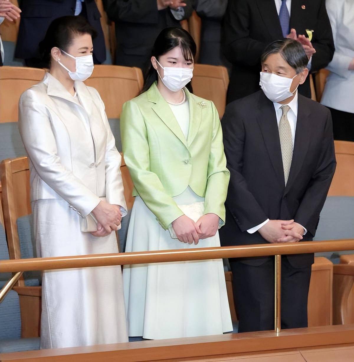 日本雅子皇后三口出席音乐会!爱子公主白绿配好美,不输佳子公主