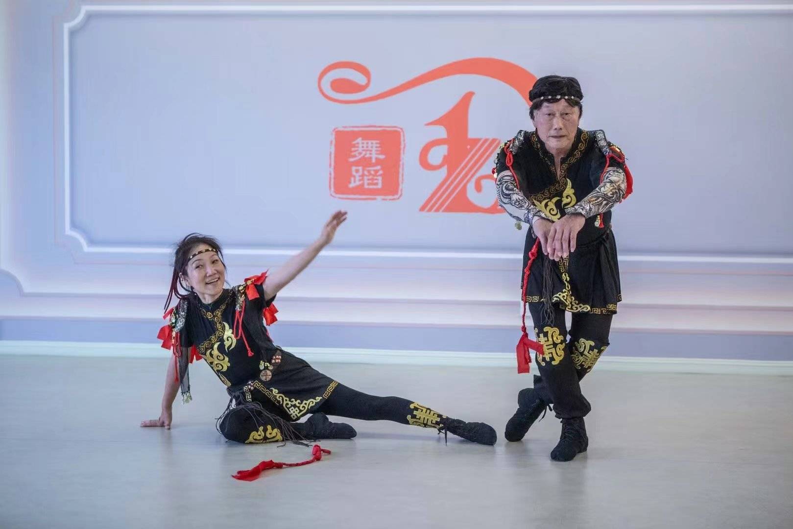 南京市"窦智舞蹈社团":编排的蒙古舞《欢乐的草原》太美了,百看不厌