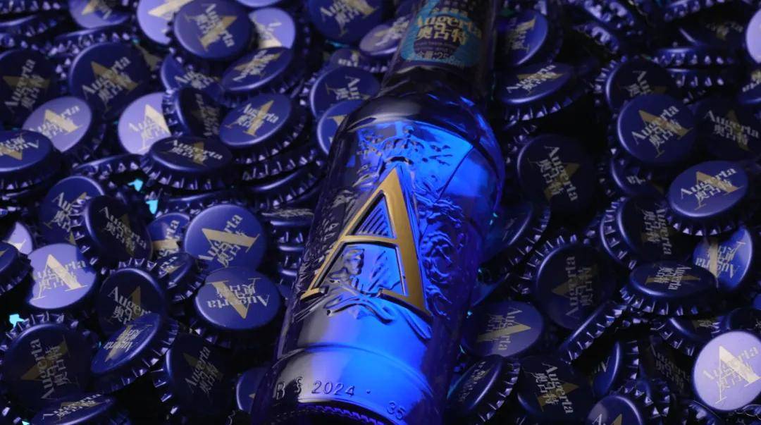 没打开时,奥古特a6的外观呈现出一种低调的墨蓝色,偶尔显现出皇家蓝