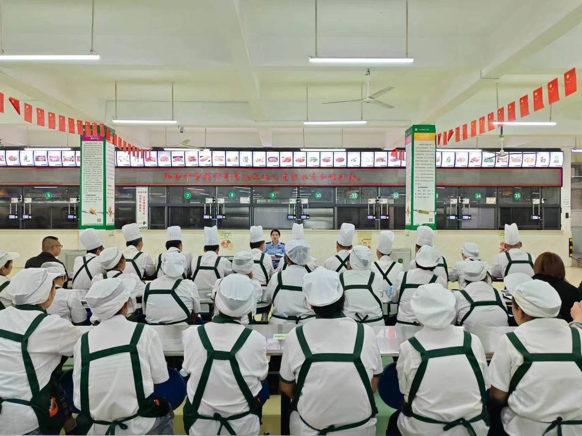 高中考期间,对各供餐学校食堂分别安排2名监管人员对食堂环境卫生,原