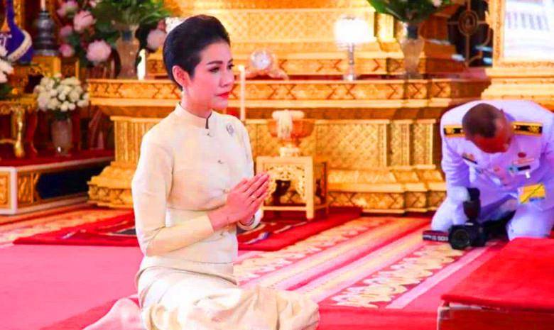 诗妮娜贵妃作为国王的女人,美容自然是生活中比较重要