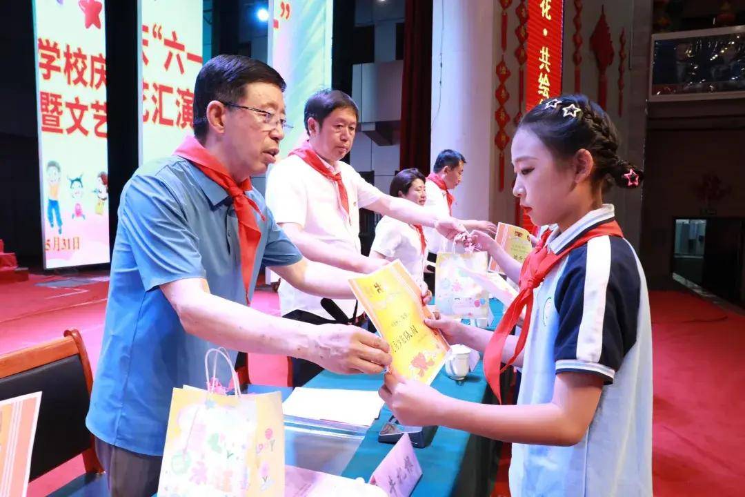 发展,大会对振兴学校六(2)班等4个先进班集体,张金曼等8名优秀辅导员