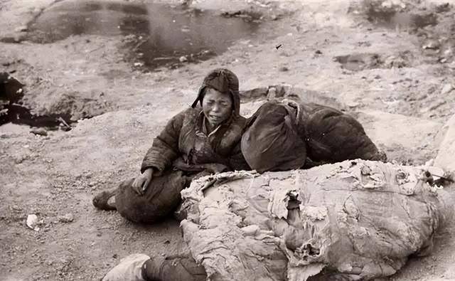 河南闹饥荒时期,灾民妇女为让家人有饭吃,给10斤小米就狠心卖身