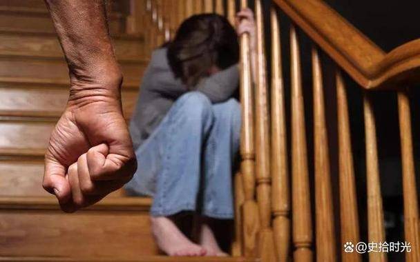 男子发现妻子偷情,捅伤妻子却被情人反杀,情人构成正当防卫吗