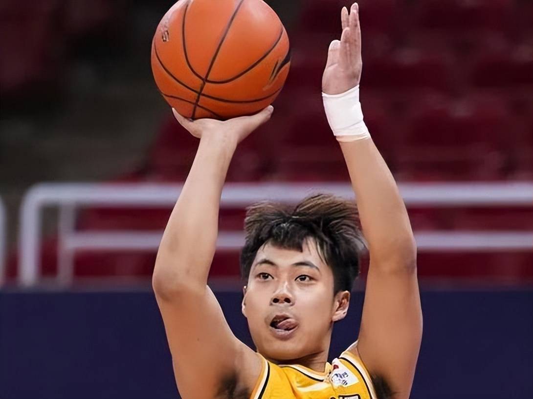 当然许可也没有像前两个赛季的位置那么稳固了,因为小将王欣瑞也在