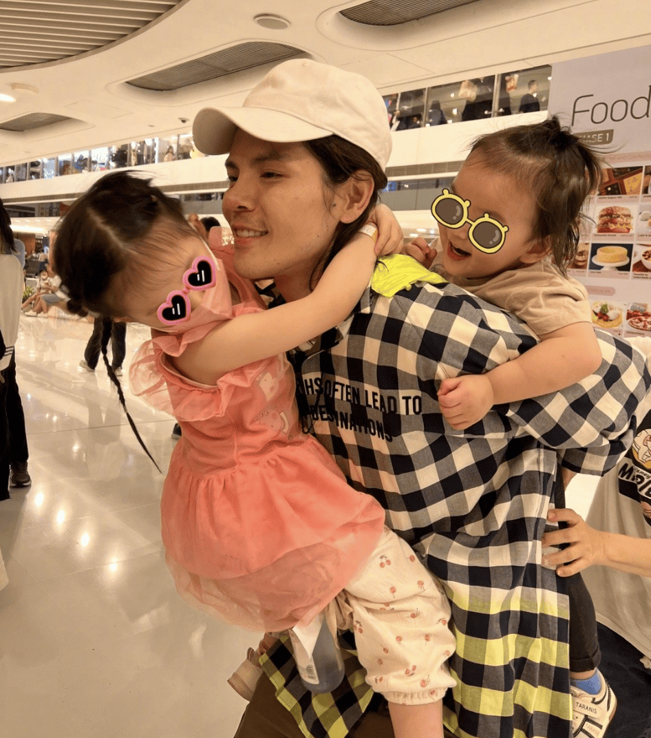 向佐是个妥妥的孩子王,双手护着背后的儿子,脖子上挂着女儿,被幸福团