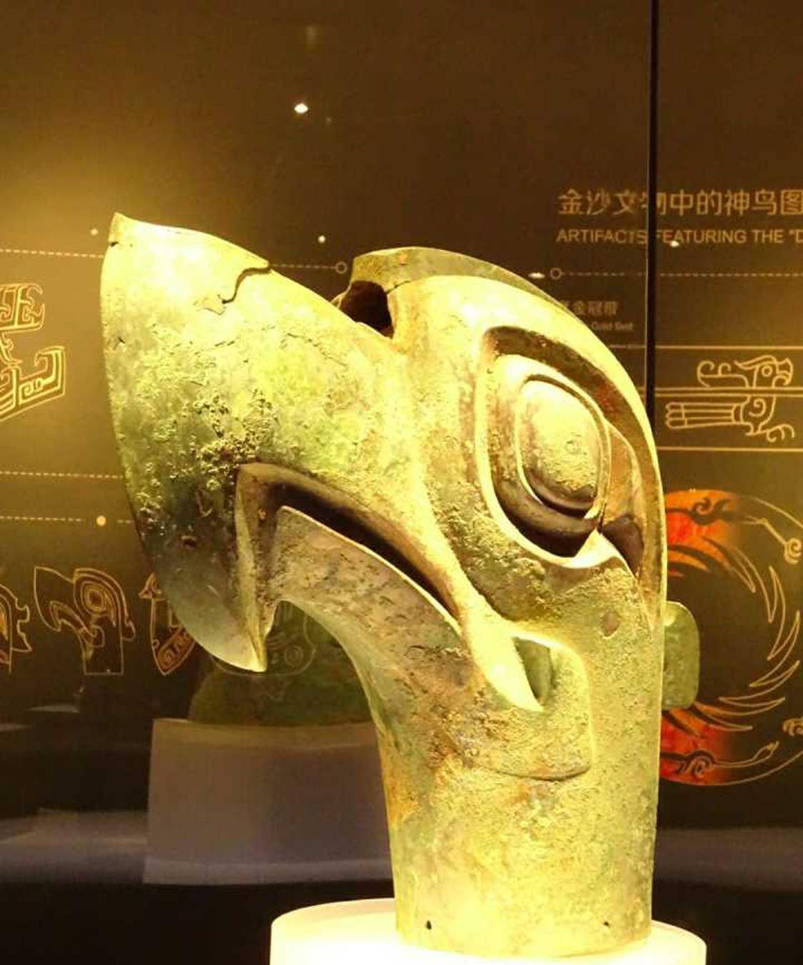 {上图1为沙特图瓦依克山壁画的图案,图2为中国三星堆青铜器鸟首}沙特