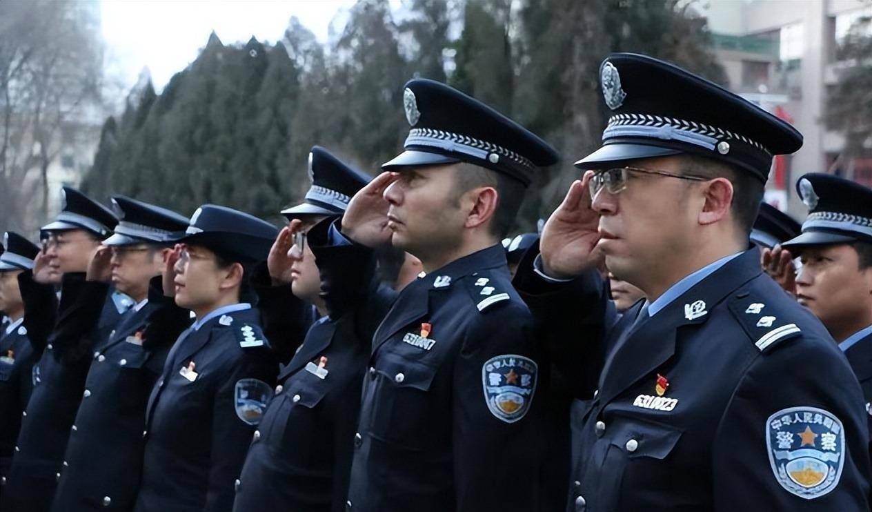 中国警察队伍,换发了8种警服,1995年,为何撤销领章?