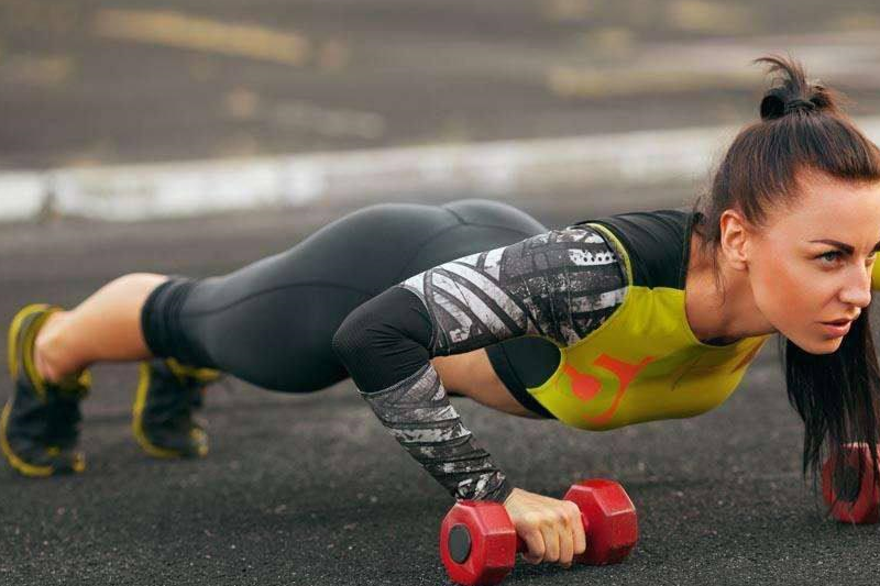 俯卧撑虽简单,但不要小看他,练胸时也是一把利器