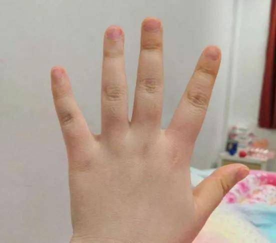 尤其是女人的手,总是说手指纤细而长,是个好手,人也有好命,有艺术家的