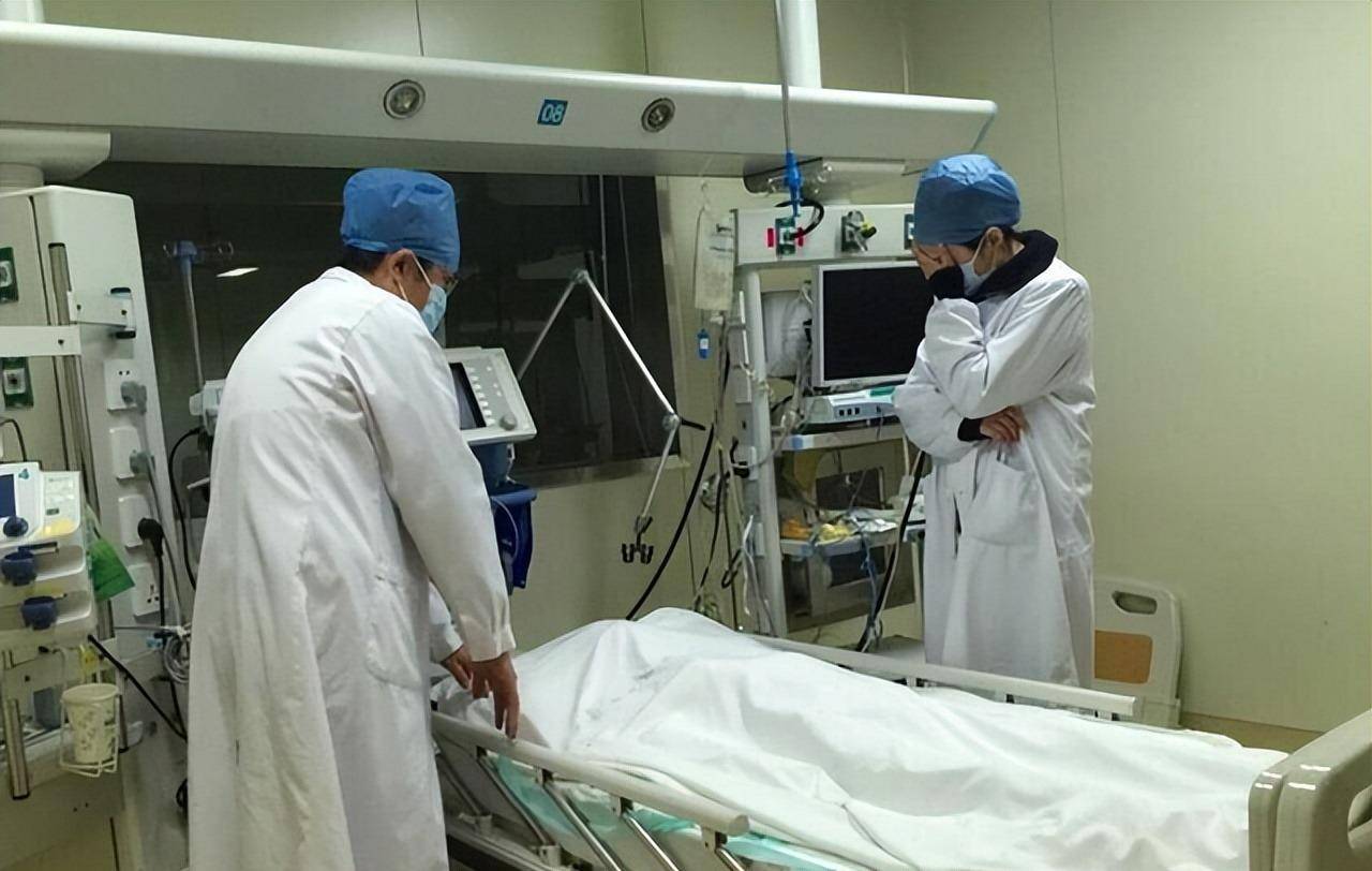 人死后,为何亲人要把他脸盖上?这并不是迷信,而是有科学依据的