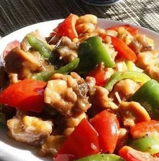 用料1鸡琵琶腿三个;红椒半个;青椒半个;葱段;姜片适量做法用料鸡肉