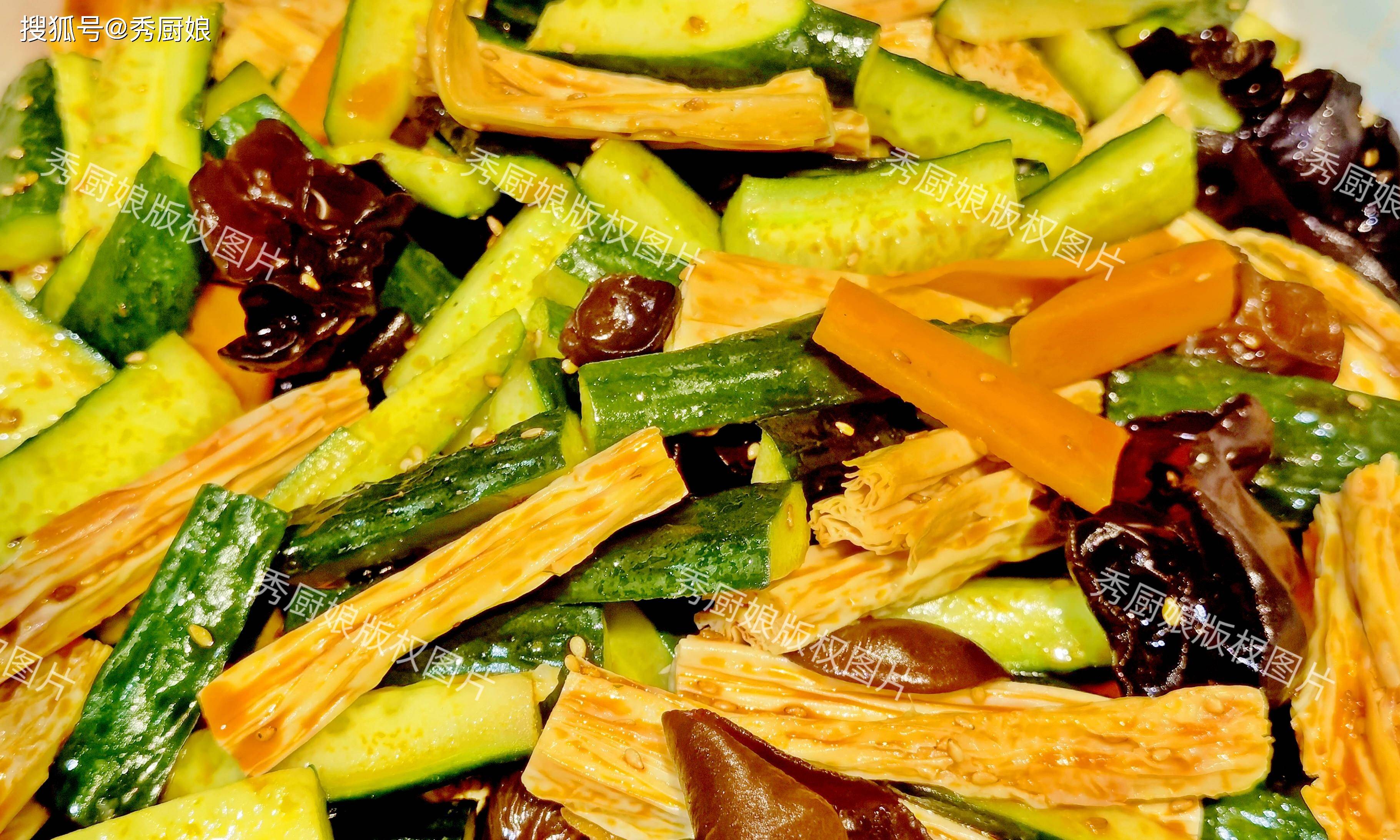 推荐食谱二:黄瓜木耳拌腐竹材料:新鲜黄瓜200克,干腐竹100克,干黑