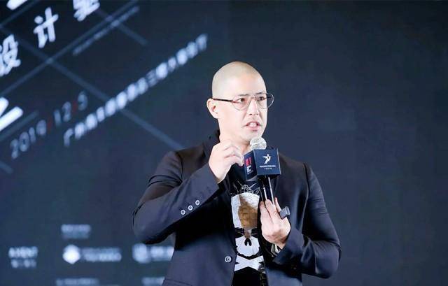 蒋友柏与刚从世界顶级设计学院帕森斯学院毕业的弟弟蒋友常选择了当时