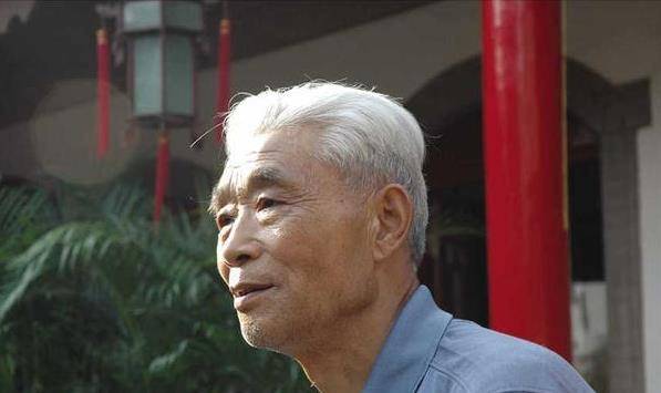 家传十五件宝,旧军阀劫走四件,专家不慎弄丢两件,老人叫苦不迭