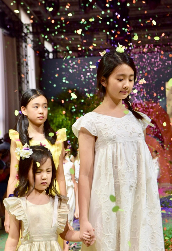 多多带妹走秀,多妹变"行走的表情包"萌翻全场,姐姐实力宠妹