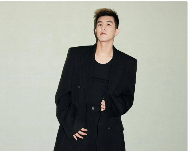 郭艾伦时尚魅力闪耀巴黎世家活动引关注