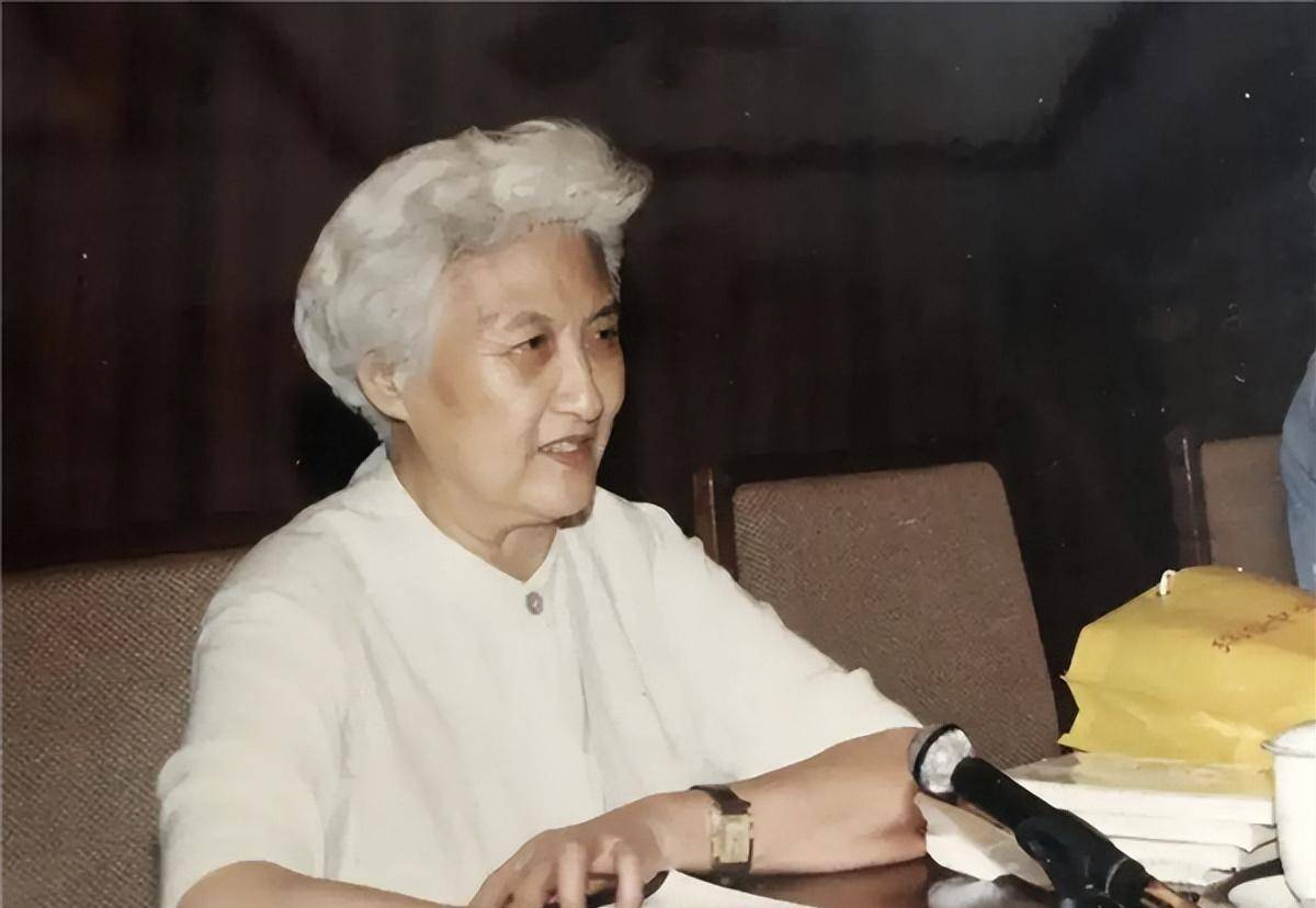 黄宗英:18岁成为寡妇,与美男子相恋33年,传奇人生就此谢幕_赵丹_程述