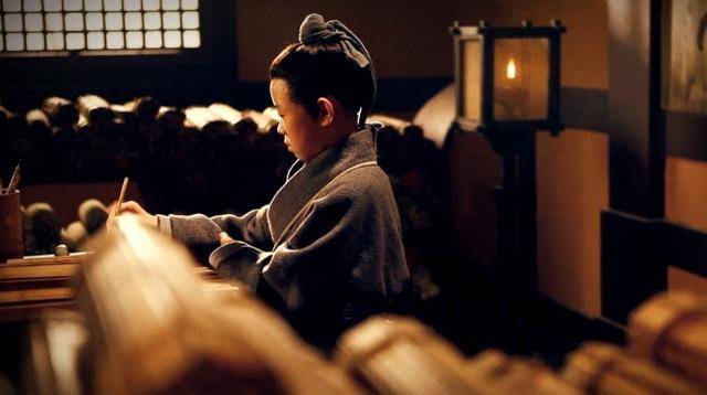 图片:小男孩秉烛夜读剧照虽说现代人对古人的生活充满了好奇,都想穿越