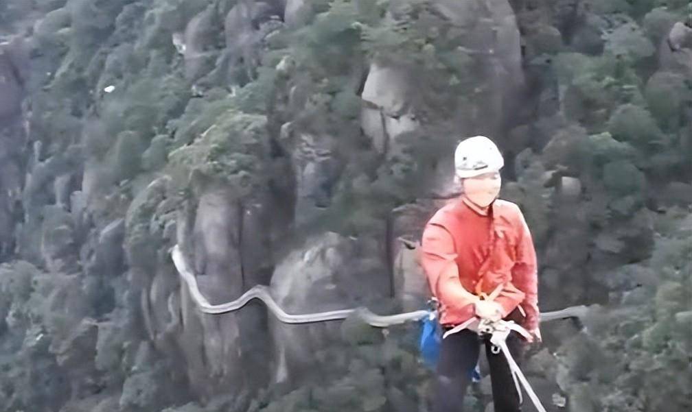 2017年攀岩者私登巨蟒峰,26枚钉子打入岩体,赔偿600万还得坐牢