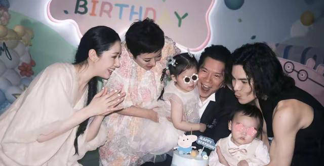 向佐儿童节分享全家幸福时光,女儿搞怪活泼,郭碧婷甜美眨眼卖萌_家庭