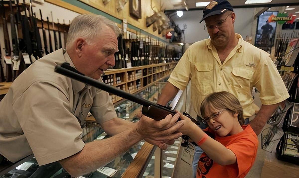 控制总统,威胁国会,洗脑民众:美国禁枪难的背后真凶是谁?