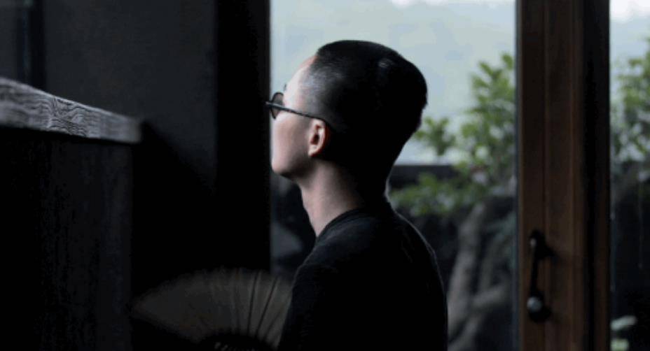 温州教师墨痕:为避世,花200万把家涂全黑,9成时间在家