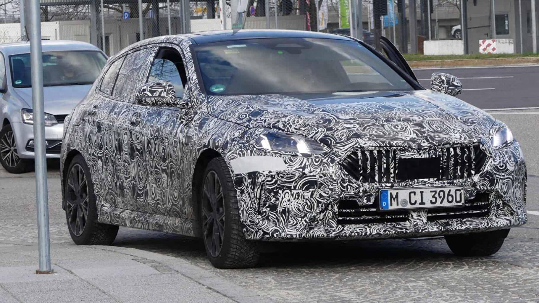 奔驰a级同级,新款宝马1系年内发布,前脸和新5系相似 内饰变化大