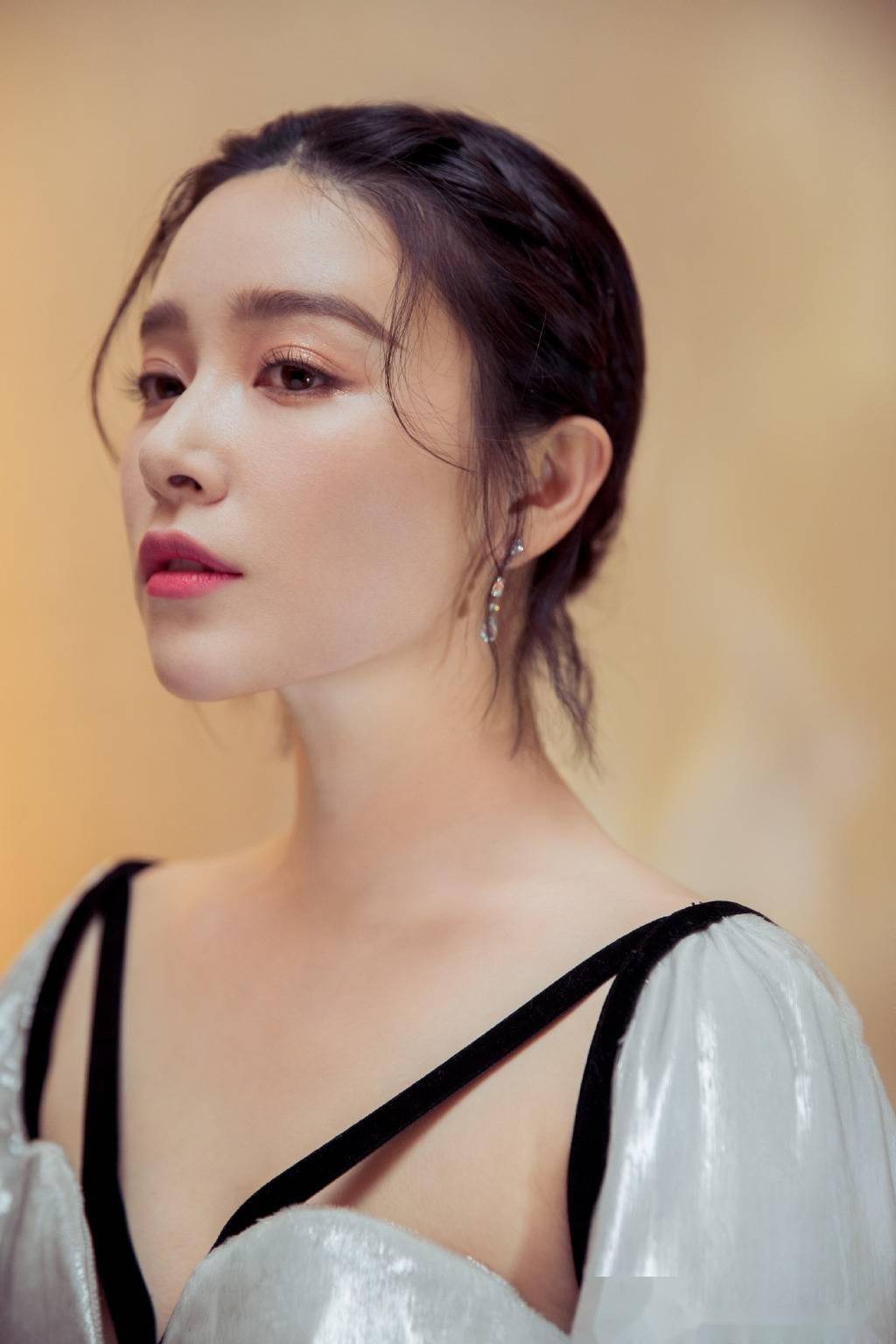 绝世尤物阚清子,35岁的她仍然让人惊叹:这谁顶得住!