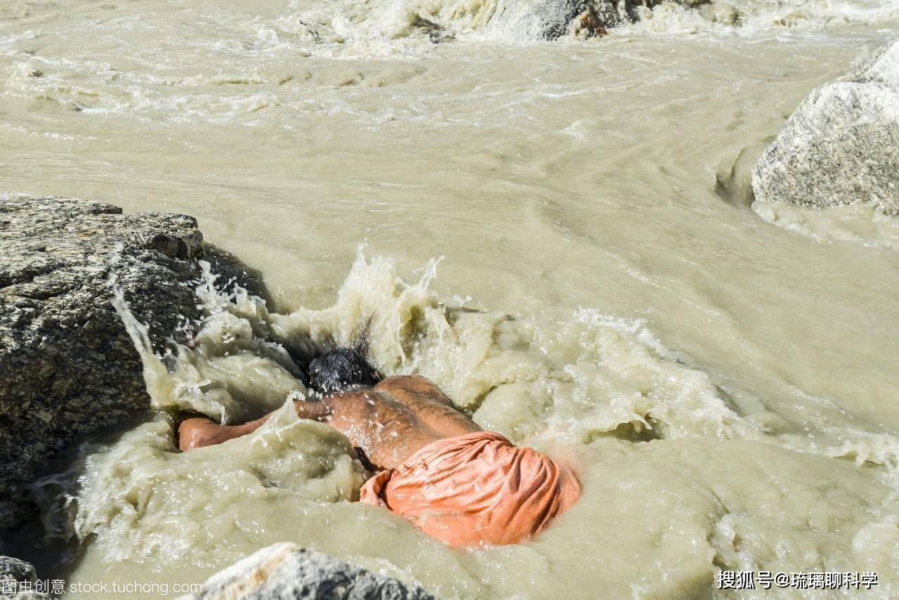 印度人跳入恒河狂饮,网友:这和进入化粪池有何区别?