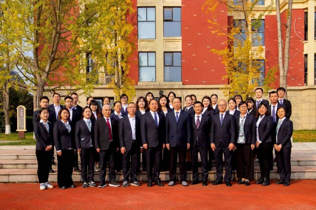 优秀团队护航中学教师团队由特级教师和学科带头人领衔,其中获得国家