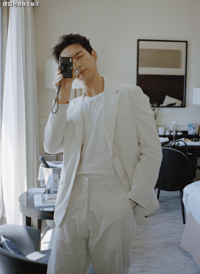 33岁男星李现新宠曝光!随身携卡片照相机,随时记录身边明星趣事