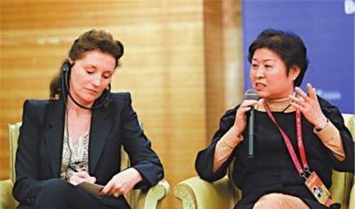 她靠收废品狂赚70亿,座驾从红旗换成宾利,移居美国后低调捐1亿_张茵