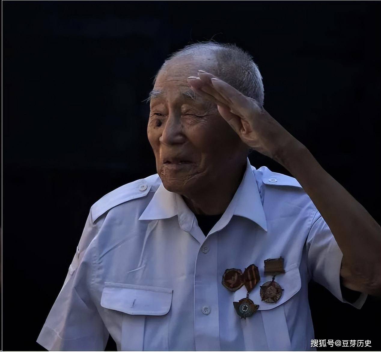 1963 年首长下乡惊见一断臂流浪汉,竟当场喜极而泣直呼:你咋在这儿啊!