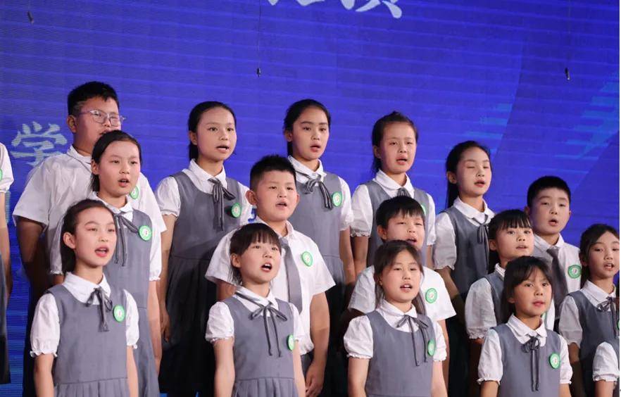 演出学校:新蔡县龙口镇中心小学演唱曲目:《快乐真快乐》《倾听风语》