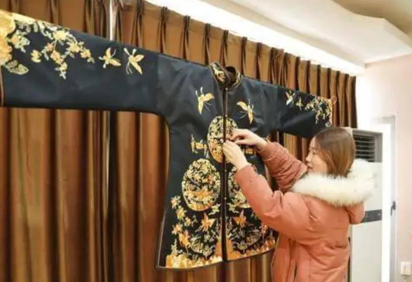 95后"寿衣女模"任赛男,为何在爆红后关闭直播?