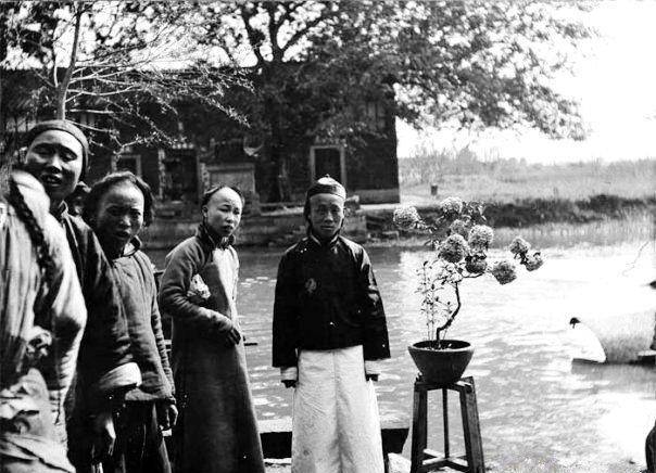 晚清八旗子弟吃喝玩乐照:没钱出手阔绰,丝毫不知大清即将灭亡