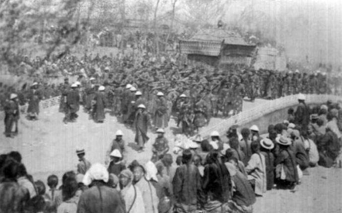 图:清西陵地宫内,光绪帝的棺椁.