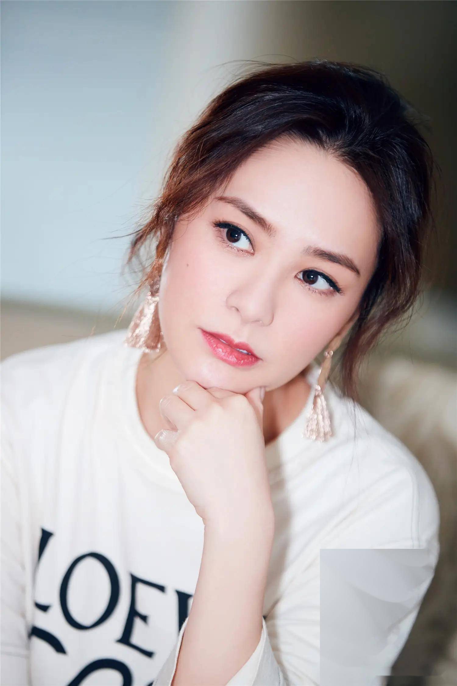 从女神到艺术品!阿娇的最新写真集,美貌与才华碰撞,这世界谁能挡得住?