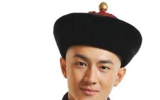 康熙63岁生个儿子,年龄太小被雍正当"儿子"养,3代皇帝都宠他