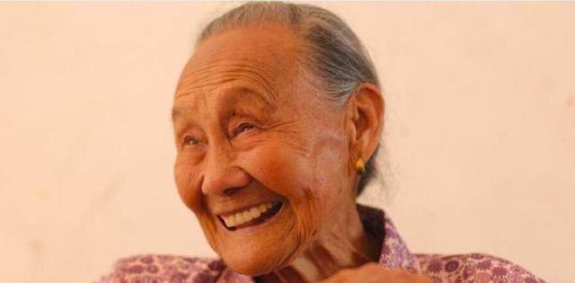 老太太见此,知道警察怀疑自己身份有问题,她无奈地叹了口气,从怀里