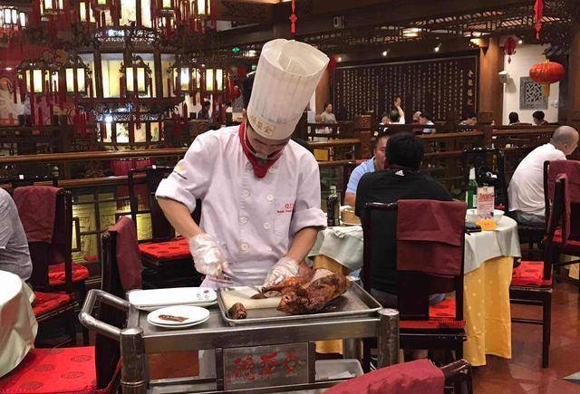 全聚德如今已经变成了一种奢侈品,它门店装修豪华,充满高档气息,就连