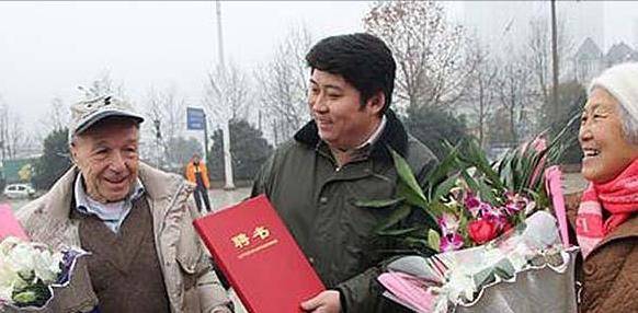 郑州小伙宋杨报答英国房东!将其接回国养老,老人希望葬在中国