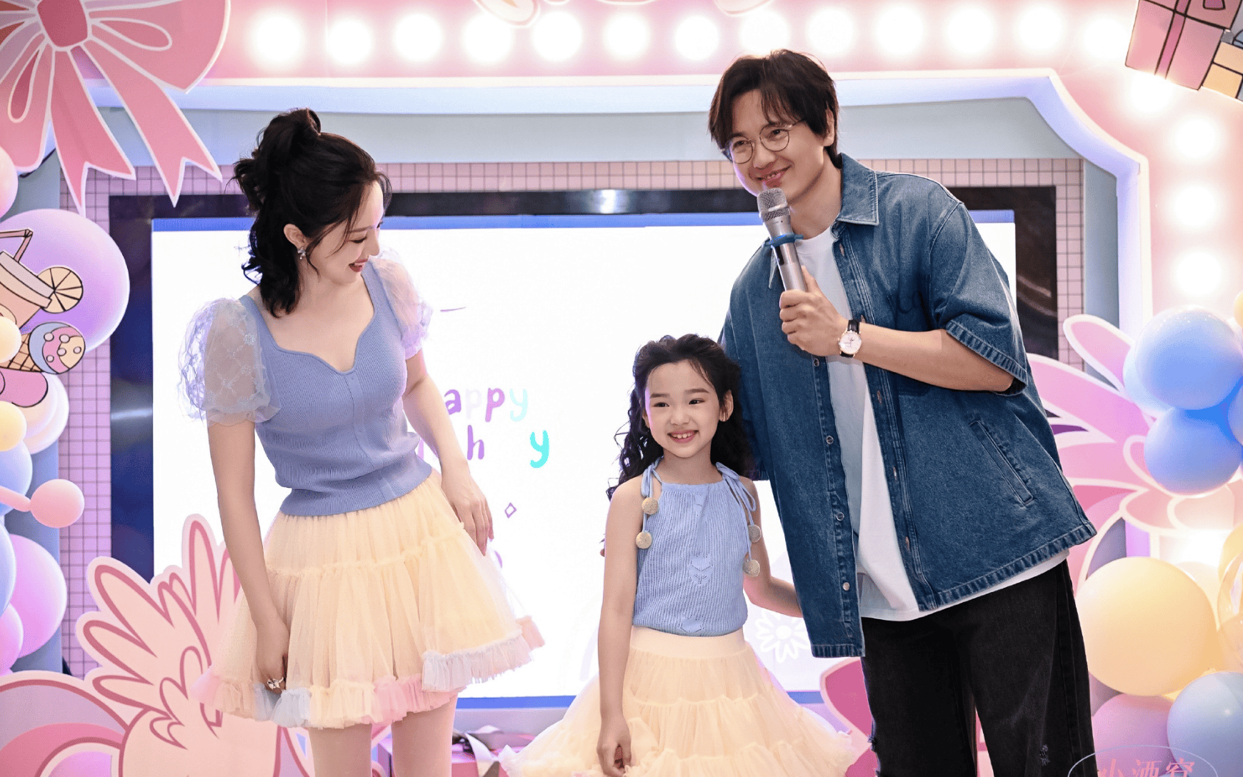 另外,主持人绿泡泡和董璇的闺蜜李小璐也来到了现场,李小璐几乎每年