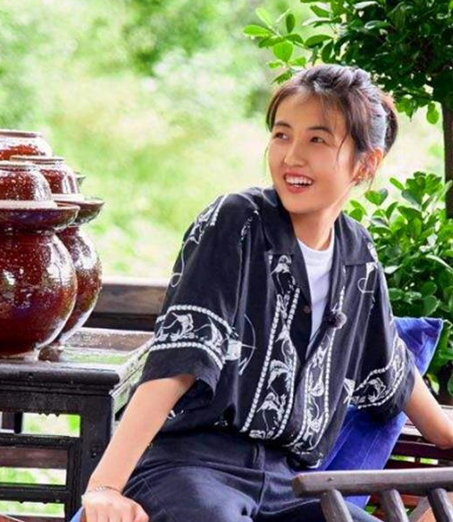 张子枫节目里吃鸭蛋,有谁注意到她蛋壳放哪了?教养是装不出来的