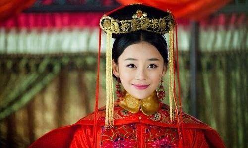 她因为姿色动人被康熙纳入后宫,生下皇子后,康熙却嫌她出身低微