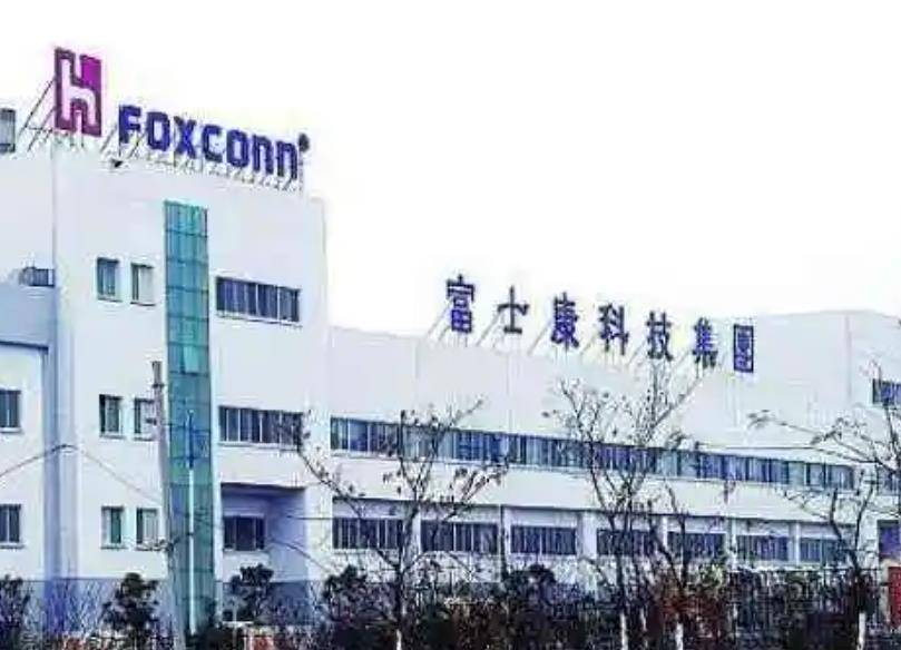 海外建厂受挫,郭台铭后悔了,重返国内招工:干满三月就奖7500元