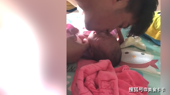 萌娃和奶水溢到鼻子里，宝爸马上帮宝宝吸鼻子。这一举动让人心里暖暖的_时间_新生儿_鼻孔。